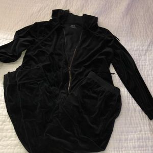 Black velvet hue jogger set